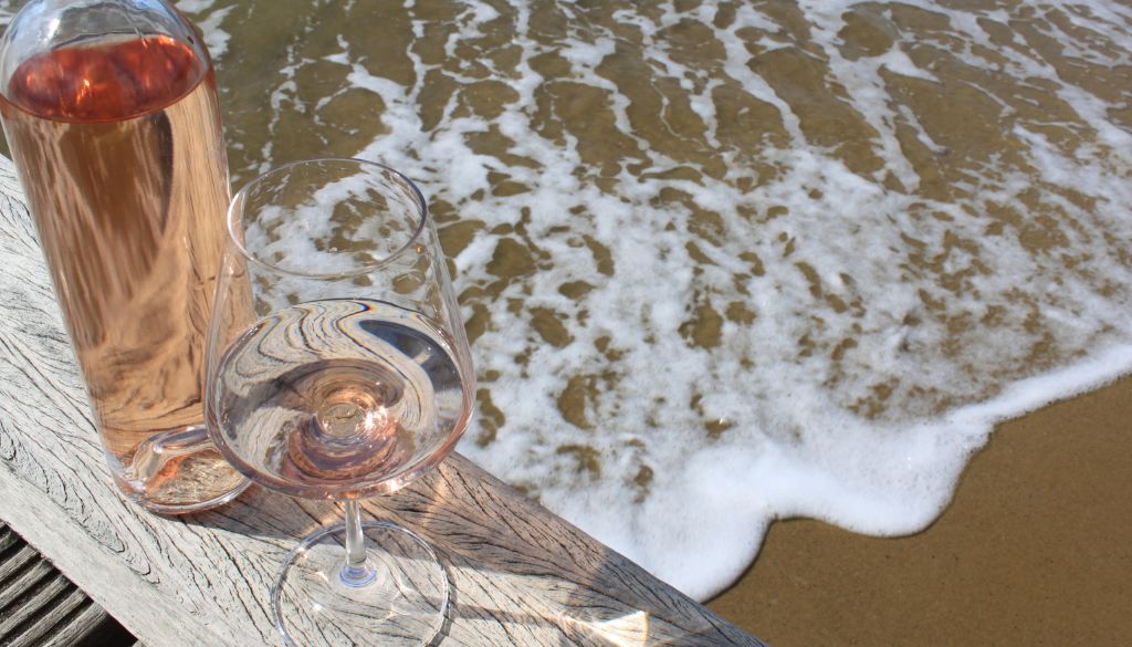 bouteille et verre de vin a la plage dans le golfe de saint-tropez