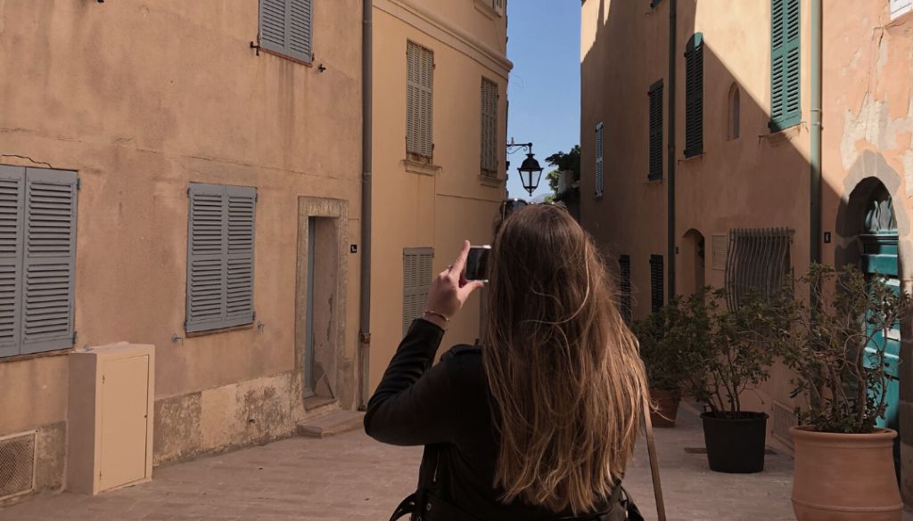 visite de saint tropez en solo découverte des villages de provence avec degustation de vins